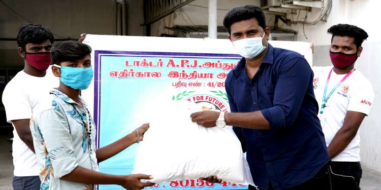 DISTRIBUTE FOOD MATERIALS FOR PUBLICS